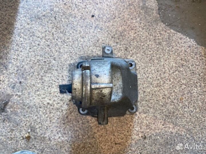 Кронштейн двигателя правый Mercedes-Benz C W204