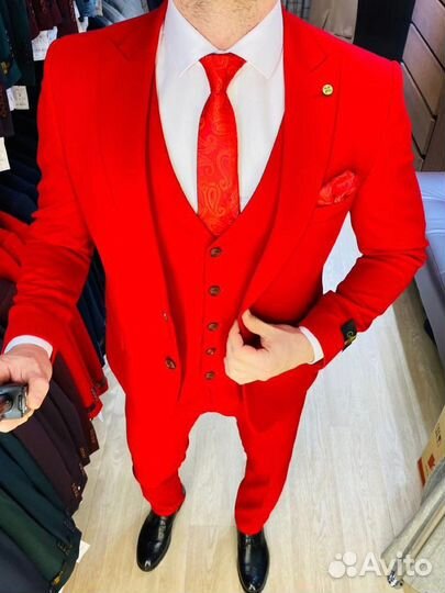 Мужской костюм красный влитой