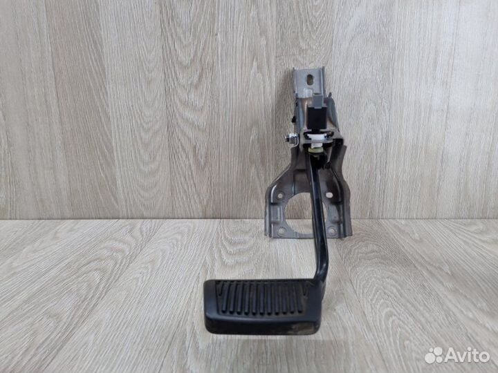 Педаль тормоза Hyundai Solaris 2