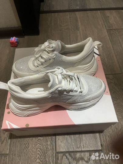 Кроссовки женские