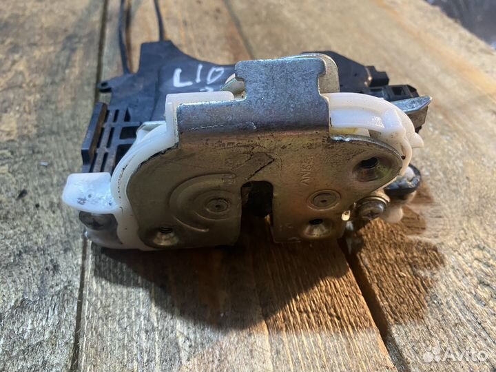 Замок задний правый mitsubishi lancer 10