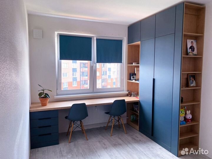 Шкаф и письменный стол у окна