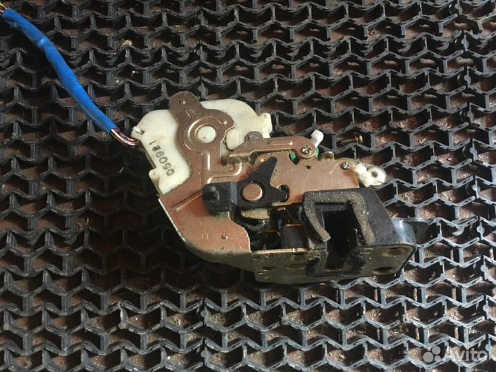 Замок задний правый Kia Sorento