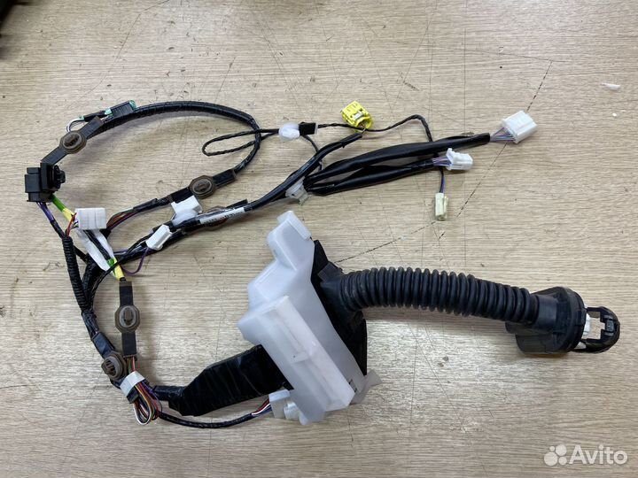 Проводка в переднюю левую дверь Toyota Camry 75