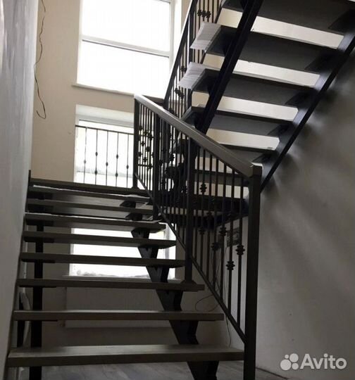 Лестница на металлокаркасе на заказ