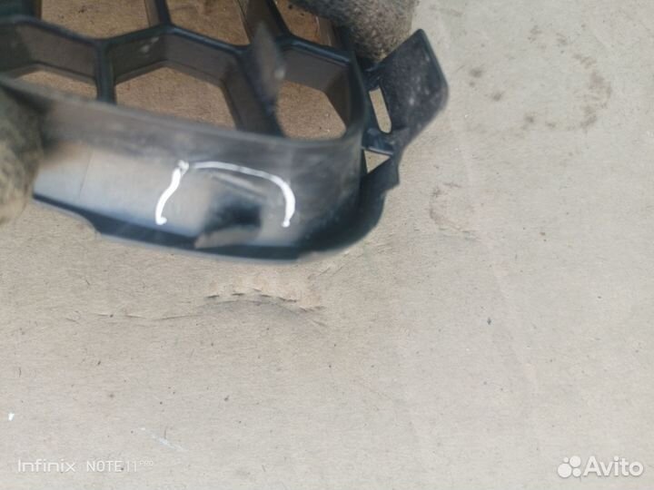 Решетка в бампер центральная Lexus NX200 14-17 г