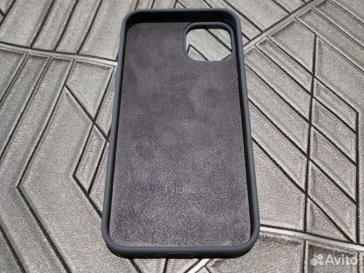 Чехол на iPhone 13