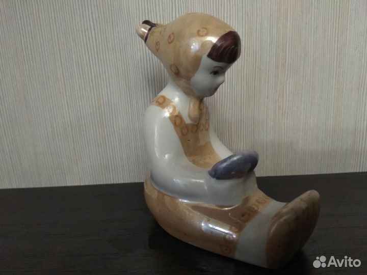 Фарфоровая статуэтка