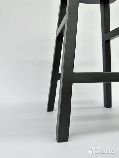 Полубарный черный стул из дерева дизайнерский