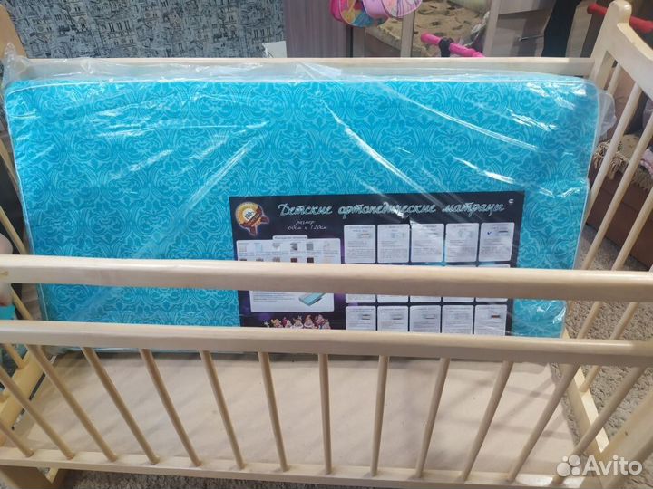 Детская кроватка с маятником