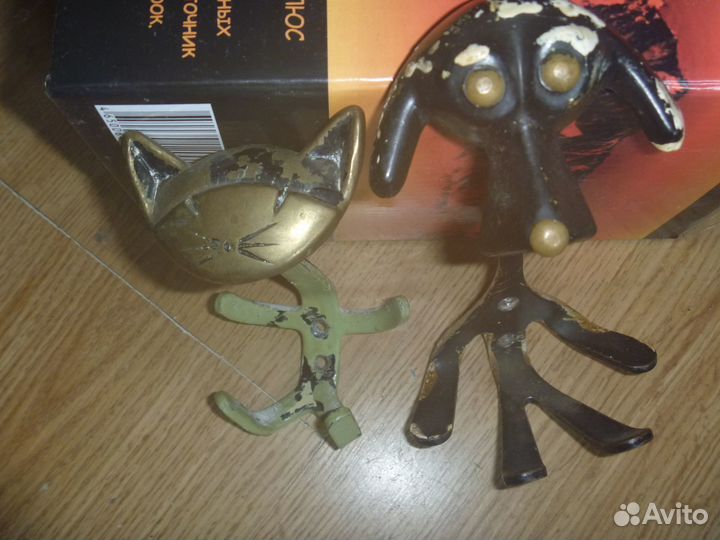 Старинный крючок вешалка пес и кот