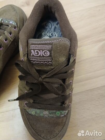 Кроссовки женские