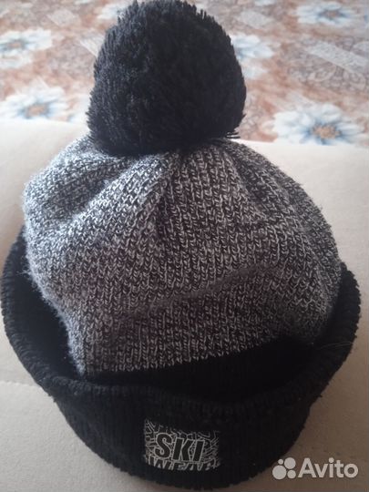 Шапка мужская вязаная черная с помпушкой