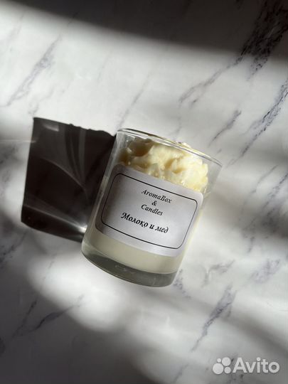 Свеча в стакане с цветком пион