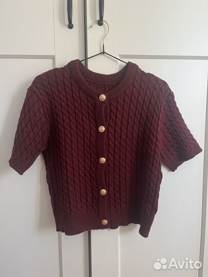 Кардиган с золотыми пуговицами бордо