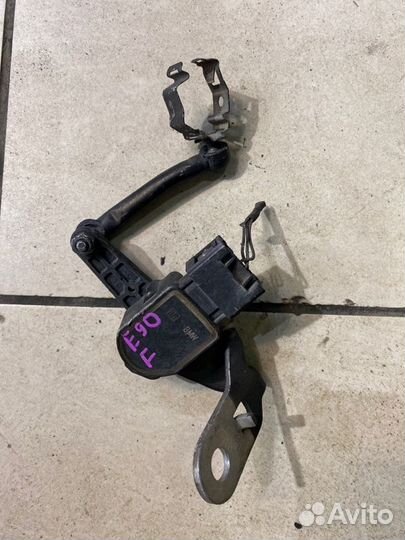 Датчик высоты дорожного просвета перед. BMW 320i