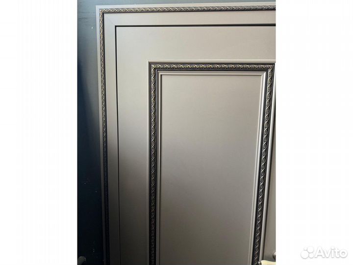 Красная дверь дерево выставочный образец