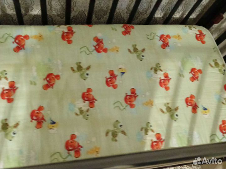 Детская кроватка с продольным маятником