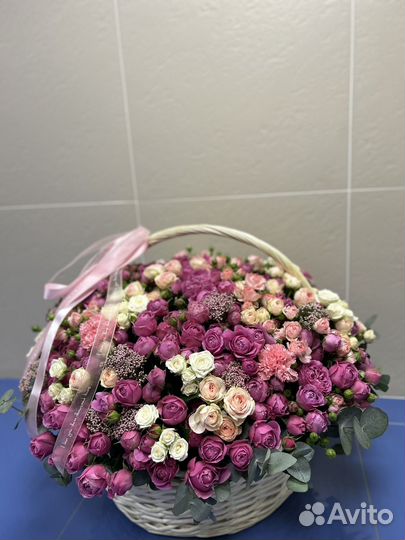 Кустовые пионовидные розы в корзине