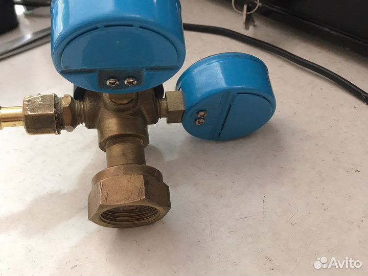 Редуктор для баллонов с гелием