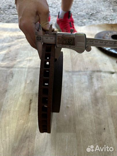 Передние тормозные диски Mitsubishi Pajero 3