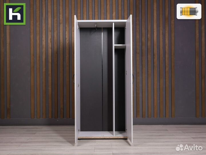 Офисный шкаф-гардероб