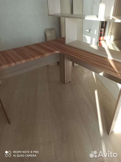 Угловой письменный стол и полка