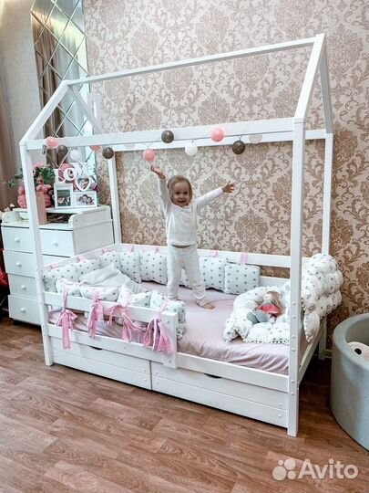 Одноярусная кровать-домик