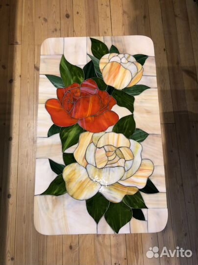 Кованый стол из стеклянной мозаики