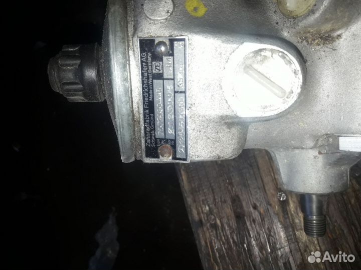 Насос гидроусилителя руля на Мерседес 123
