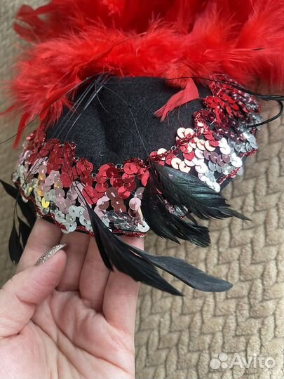 Шляпка с перьями