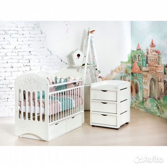 Детская кроватка и комод