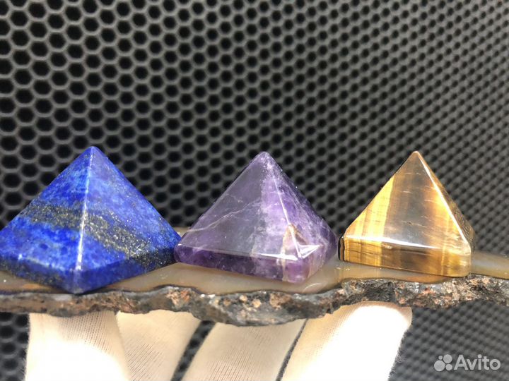 Пирамида флюорит, аметист, лазурит, тигровый
