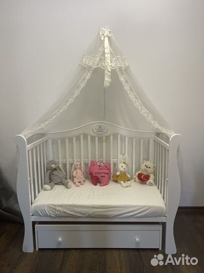 Детская кроватка с маятником и ящиком