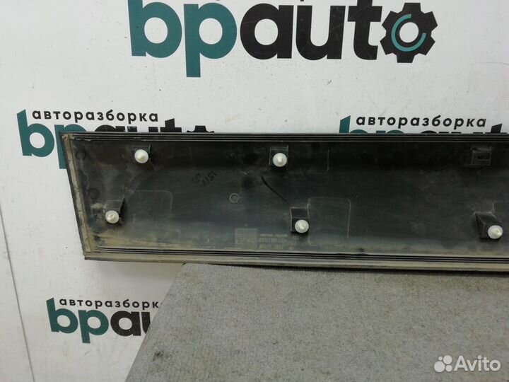 Накладка передней правой двери 80870-JD00A Nissan