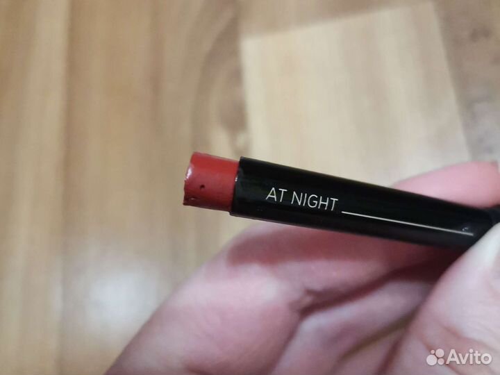 Hourglass помада