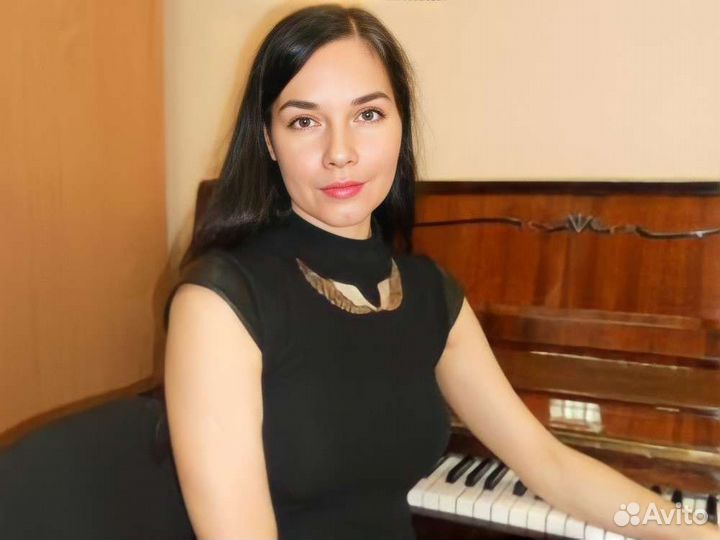 Репетитор по игре на фортепиано