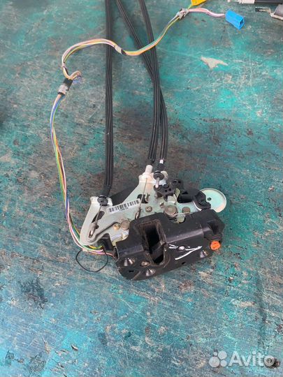 Замок двери задний правый mercedes W414 vaneo