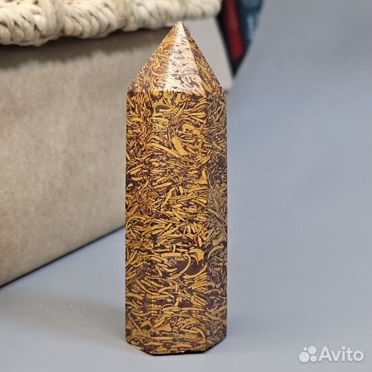 Статуэтка в форме кристалла из змеиной яшмы