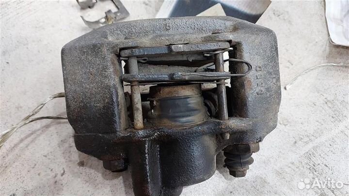 Суппорт задний правый Mitsubishi Pajero, Montero