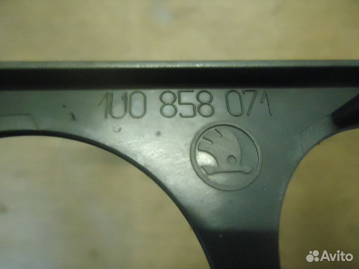 1U0858071 рамка магнитолы Skoda Octavia I