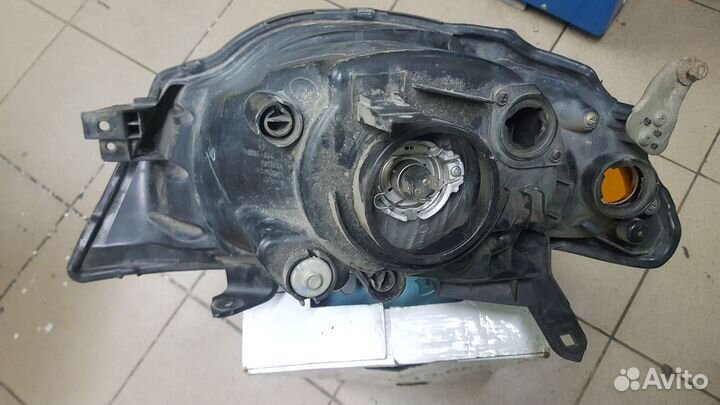 Фара на Mitsubishi L200