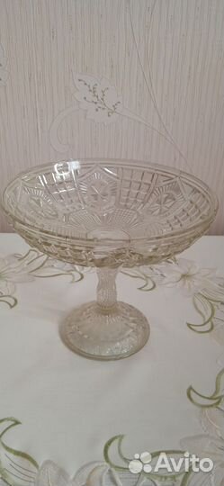 Ваза для фруктов на ножке