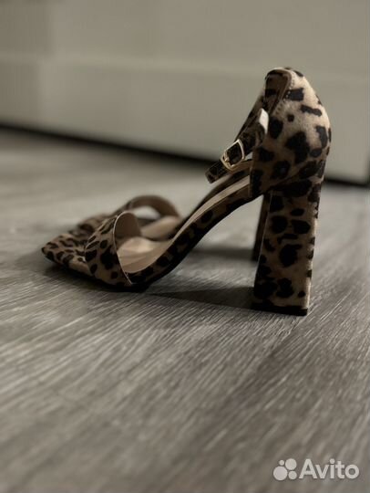 Босоножки новые 39 размер