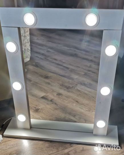 Гримерное зеркало с подсветкой на подставке