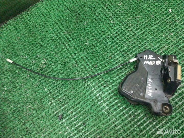 Замок двери передний правый Toyota Matrix ZZE132