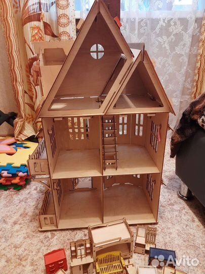Кукольный домик с мебелью