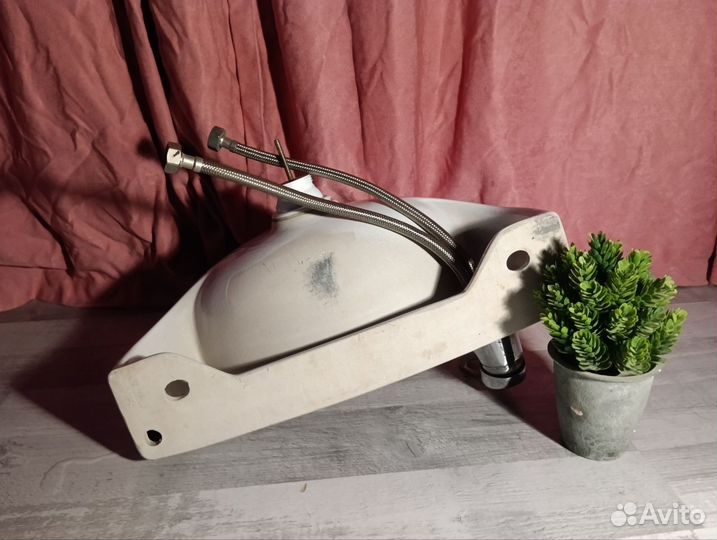 Полукруглая раковина с краном в санузел