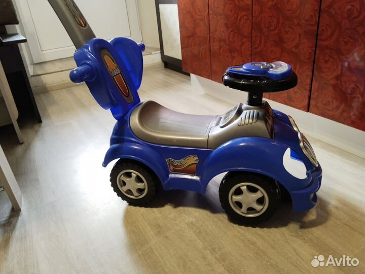 Машинка каталка толокар с ручкой