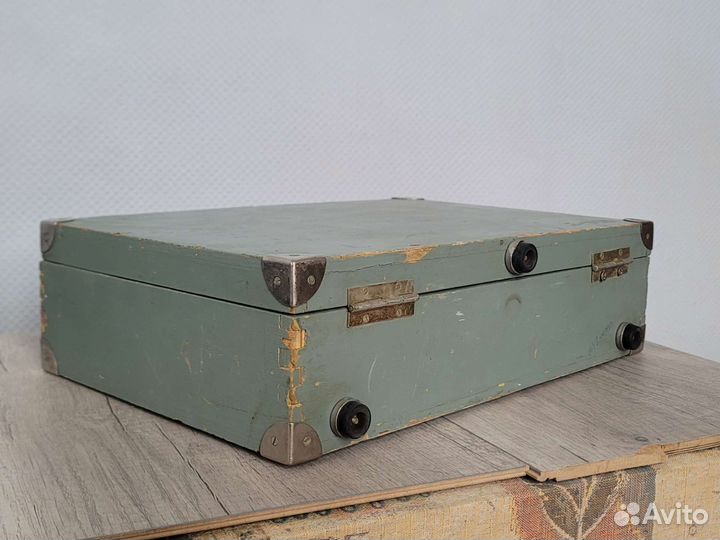 Крепкий ящик с ручкой замками и ножками